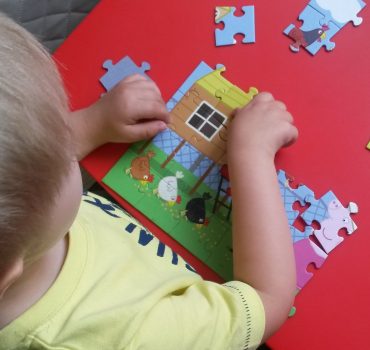 Analiza i synteza wzrokowa - dziecko układa puzzle