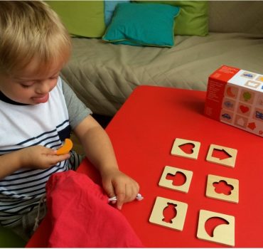 Dziecko ćwiczy pamięć dotykową - gra memory
